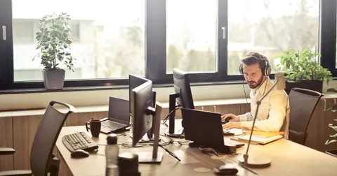 Trabalho presencial: regras valem para funcionários, mas não para CEOs