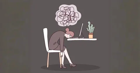 : Empregado exausto sentado à mesa de trabalho