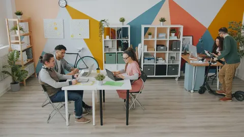 Pessoas diversas trabalhando em um escritório moderno e colaborativo.