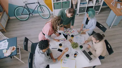 Equipe criativa colaborando em projeto de inovação em um escritório moderno