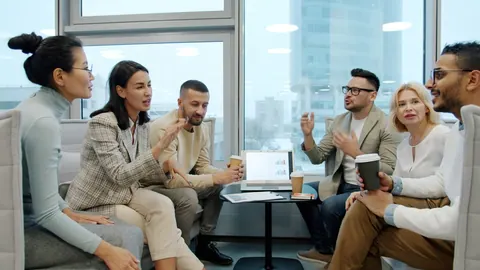 Grupo diverso de profissionais discutindo em uma reunião de negócios.
