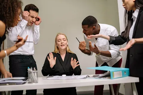 Colegas de trabalho em uma discussão acalorada no escritório.