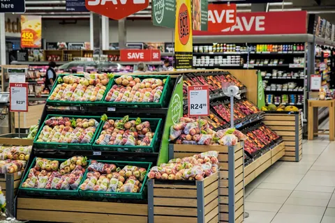 Seção de frutas e vegetais em um supermercado bem abastecido.