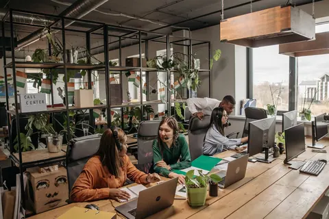 Pessoas trabalhando em um call center, focadas no atendimento ao cliente.