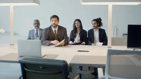Profissionais em uma videoconferência, representando o ambiente de reuniões corporativas.