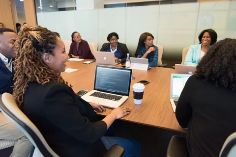 Trabalhadores negros com empregos dignos atingem recorde histórico
