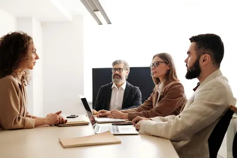Pessoas em uma entrevista de emprego ou reunião de RH.