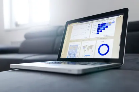 Laptop exibindo gráficos e dashboards de people analytics em uma tela clara.