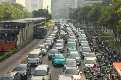 Engarrafamento intenso em uma cidade urbana movimentada durante o dia.