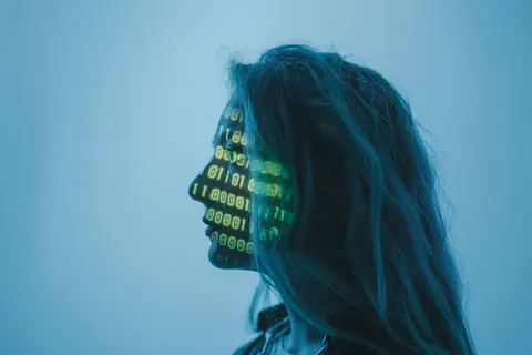 Perfil de uma mulher com números binários verdes projetados em seu rosto.