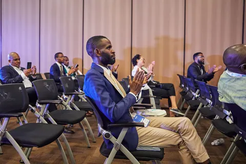 Pessoas de negócios aplaudindo em um evento ou conferência de RH.