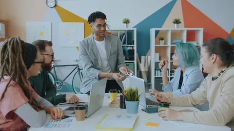 Equipe diversa em reunião de trabalho colaborativa e inovadora em escritório moderno.