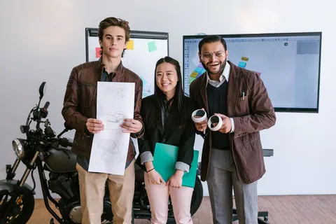 Jovens empreendedores sorrindo, apresentando um design de produto inovador.