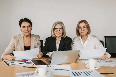 Três mulheres líderes sêniores em uma reunião de negócios.