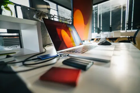 Escritório moderno com laptop e discos externos sobre a mesa