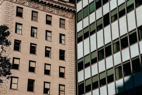 Fachada de edifícios residenciais e comerciais no centro da cidade.