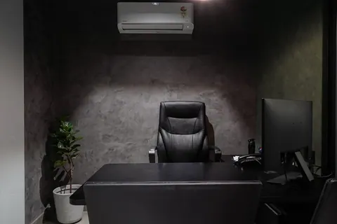 Ar condicionado em escritório vazio, pronto para uso em dias de calor.