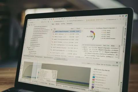 Interface de programação e análise de dados em um laptop.