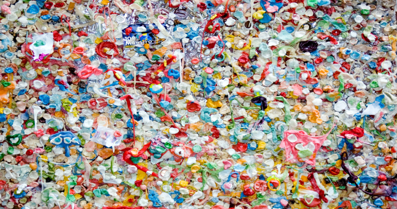 20 empresas produzem 55% do lixo plástico do planeta. Uma brasileira está na lista.