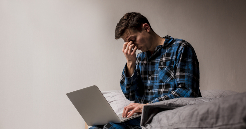 Responder mensagens de trabalho fora do expediente aumenta o estresse e causa de dor na costas a burnout, diz estudo