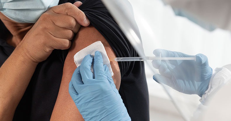 Homem sendo vacinado