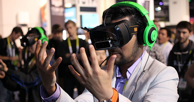 Homem usando óculos de realidade virtual - tecnologia que ajuda a desenvolver soft skills