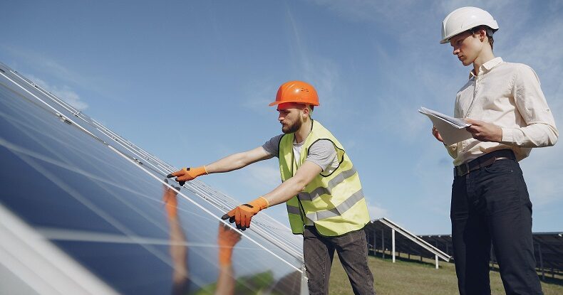 Empregos verdes estão em alta. Homem arrumando placa solar