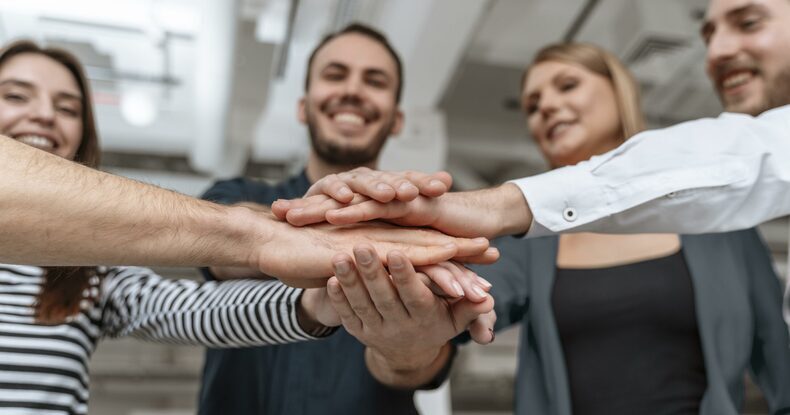 Funcionários se apoiam e valorizam ambientes que cuidam de manter equidade salarial.