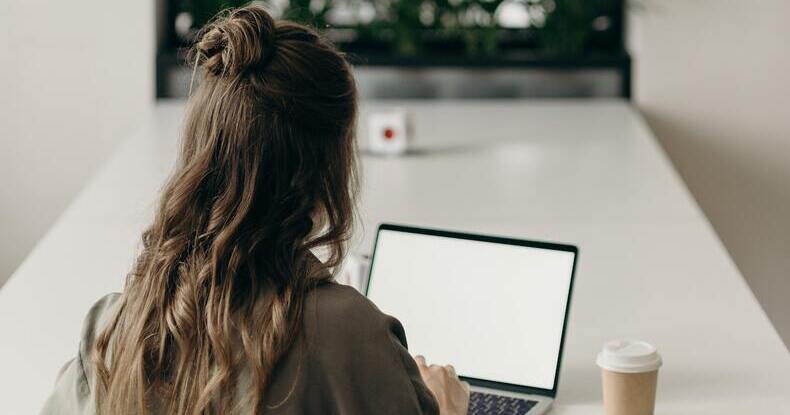 Jovens trabalhadores são os menos satisfeitos com o home office