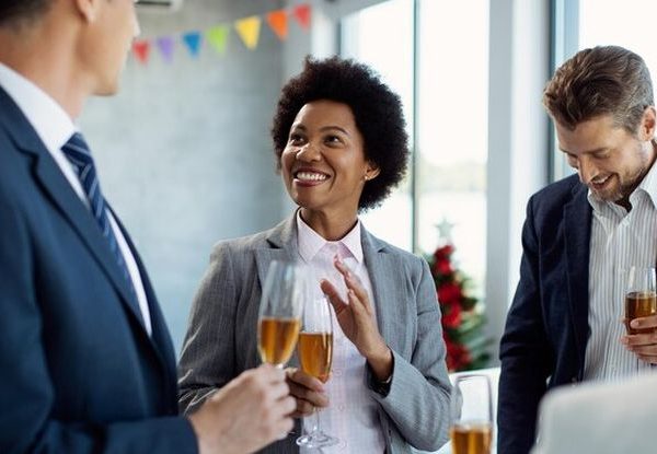 Mais de 2/3 das empresas vão presentear funcionários no fim do ano