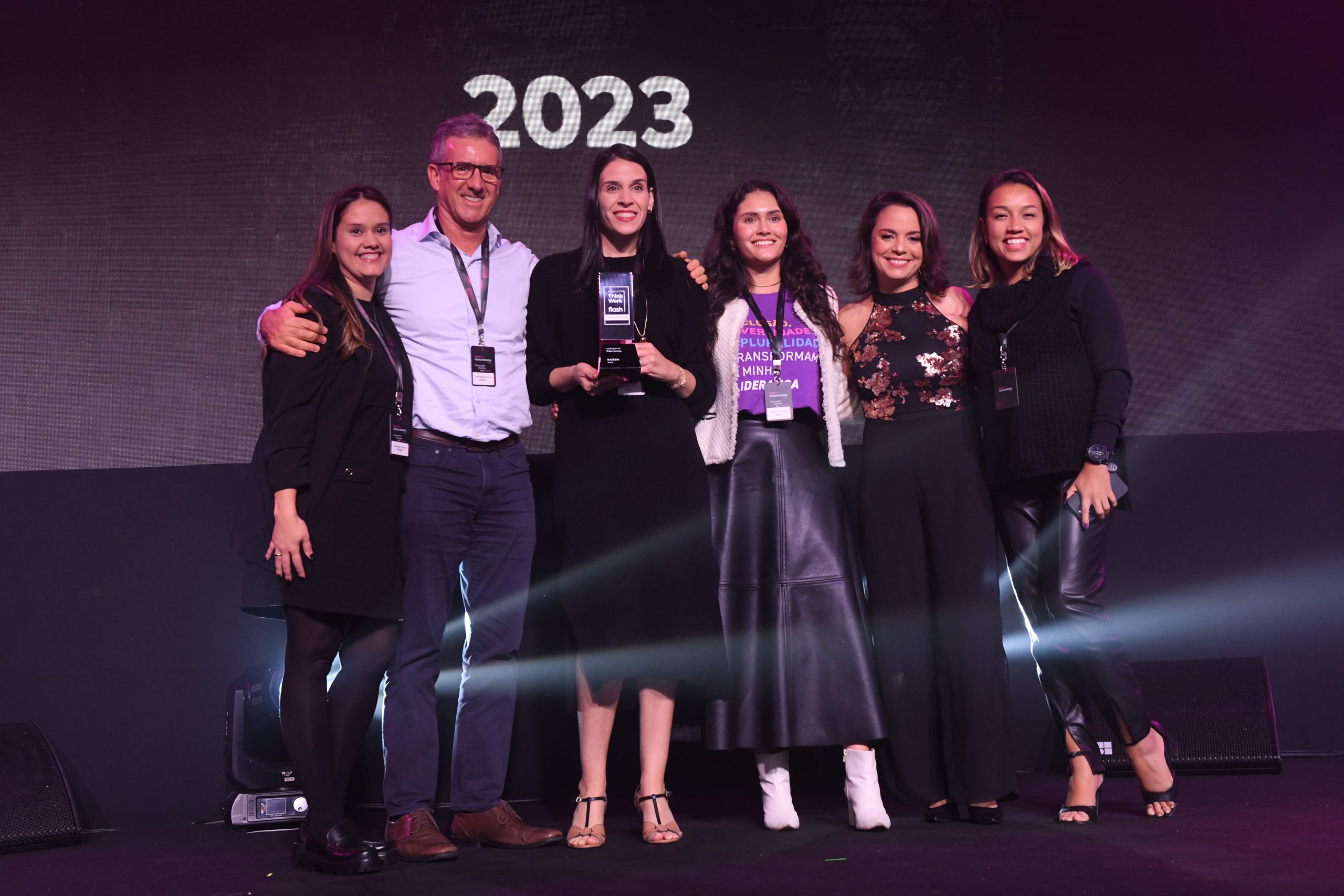 Gabriela Galvão e equipe, da Raízen, recebem troféu pelo projeto Líder LAB