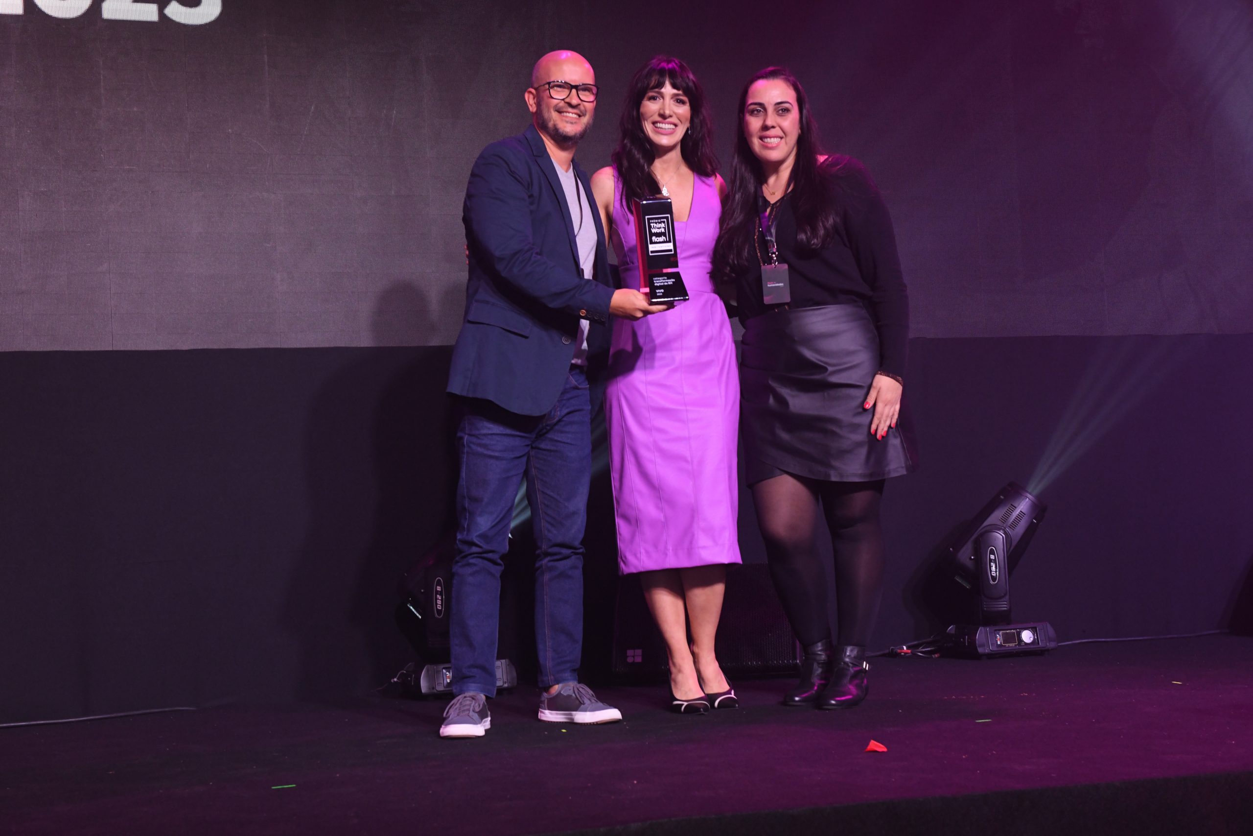 Tatiana Sendin entrega o troféu da categoria Transformação Digital à equipe da Vivo