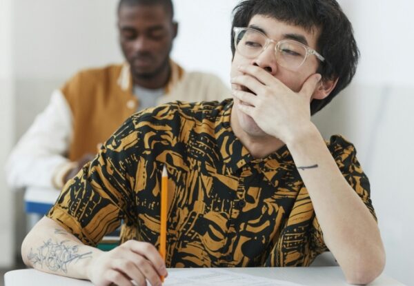 Queda no engajamento escolar entre jovens gera preocupações 