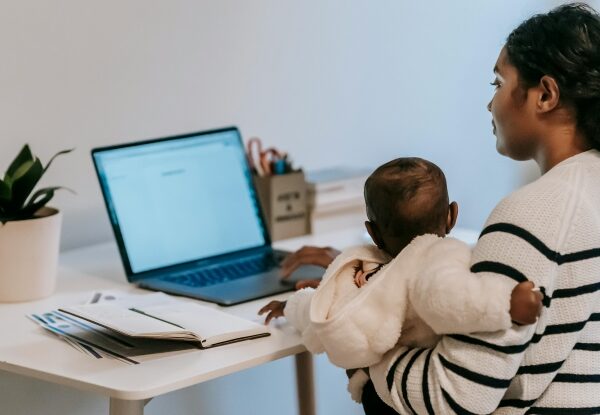 Maternidade e trabalho: Think Work mapeia desafios e desejos das profissionais com filhos