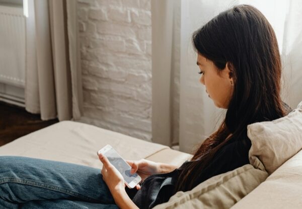 Uso compulsivo de telas é grande risco à saúde mental de jovens, aponta estudo