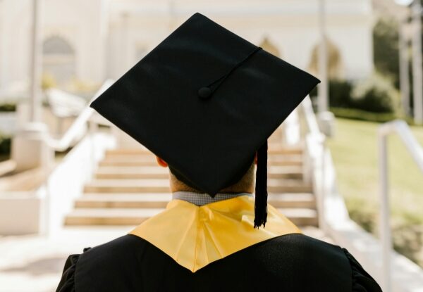 Jovens, diplomas e frustração: universidade já não garante bom emprego