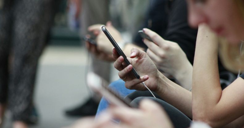 Só 40% dizem ter tempo suficiente de lazer. Redes sociais e trabalho invadem o descanso